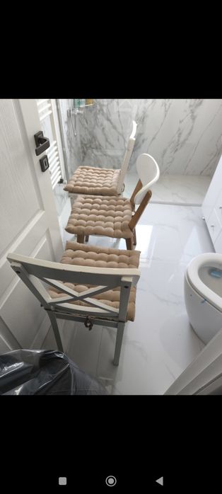 Masă cu patru scaune plus scaun de birou