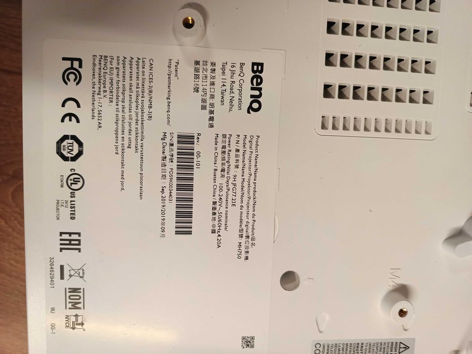 Мултимедиен проектор BenQ MH750 и екран