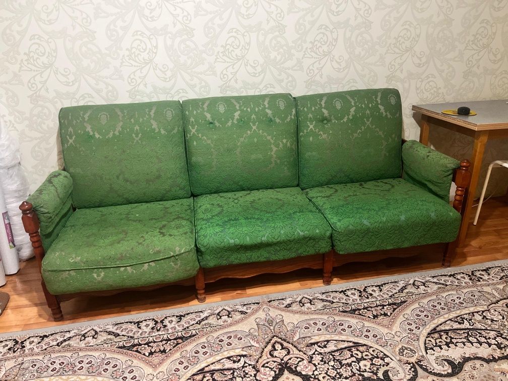 Продам диван  и кресло деревянный  в состоянии б/у.в хорошем состоянии
