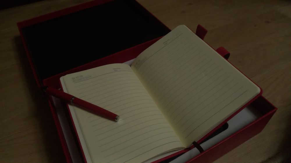 Блокнот, термос и ручка