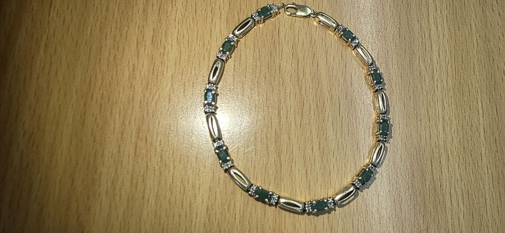 Златна гривна с диаманти и изомруди