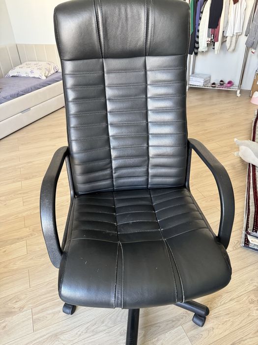 Кожаные офисные кресла (2 шт)