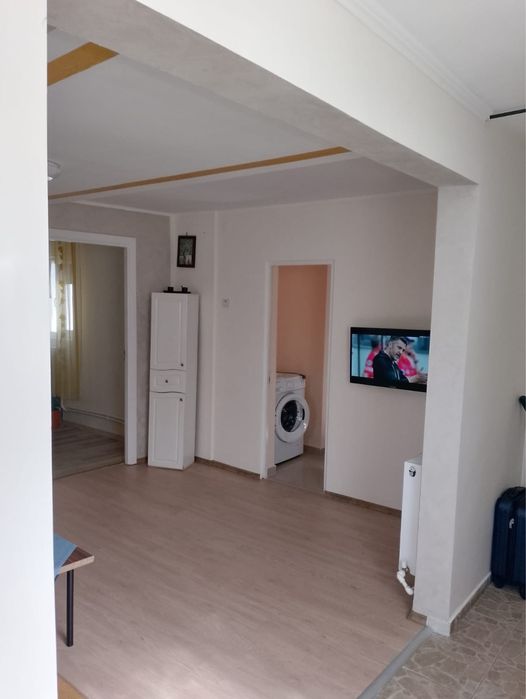 Casa de inchiriat – 3 camere, curte si terasa