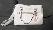 Бяла дамска чанта Guess