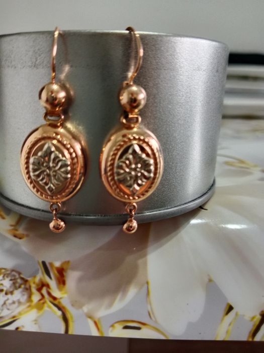 Продам золотые серьги