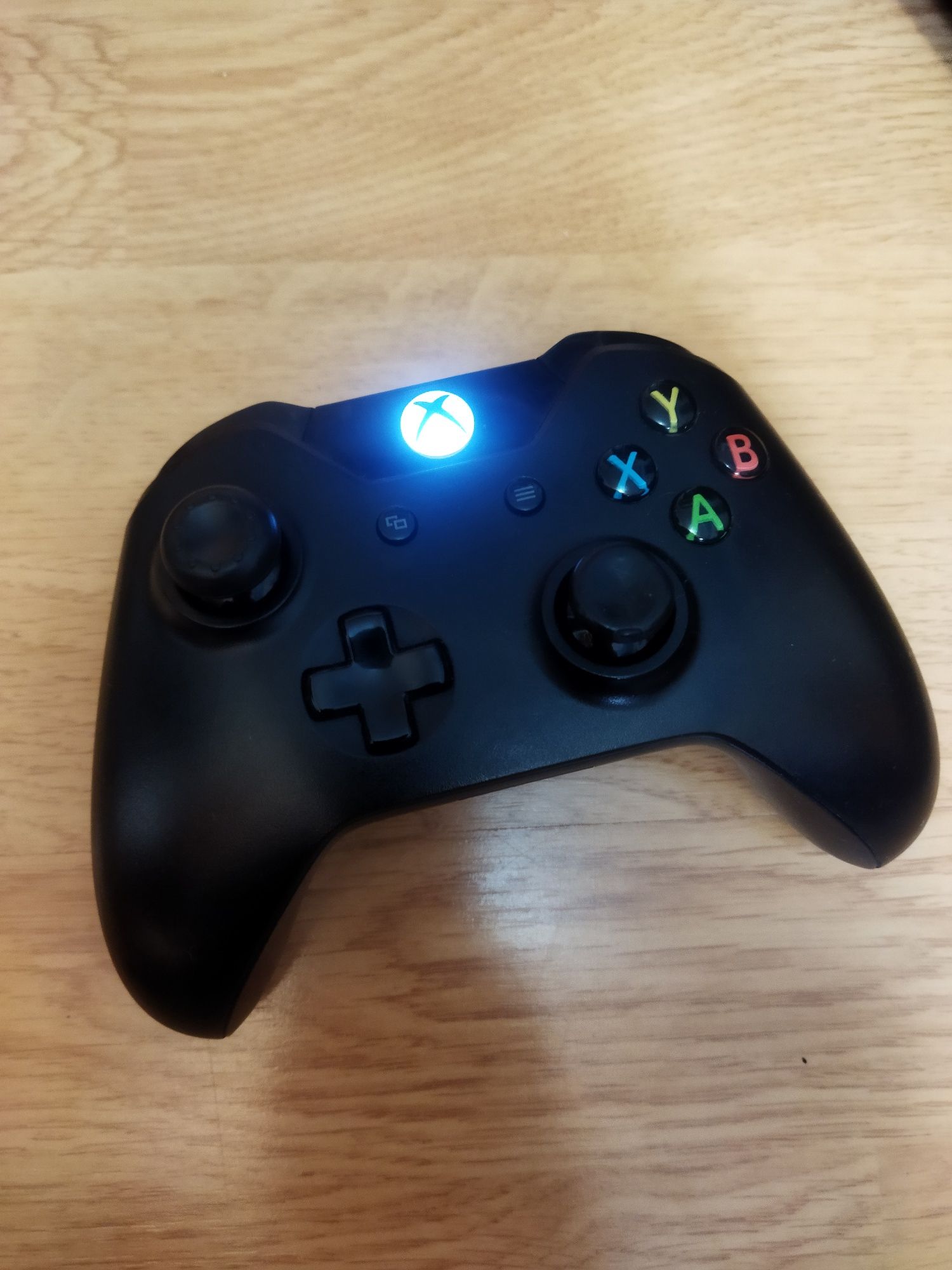 Vând Xbox One Black 500GB