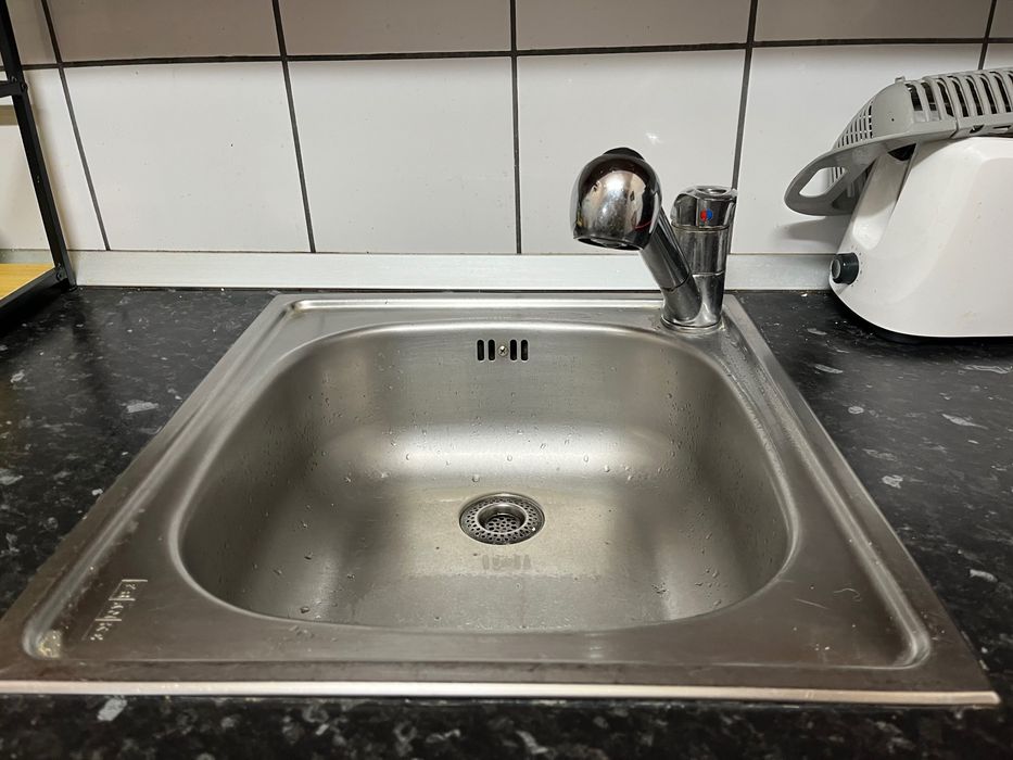 Vand chiuveta inox cu robinet inclus si blat negru