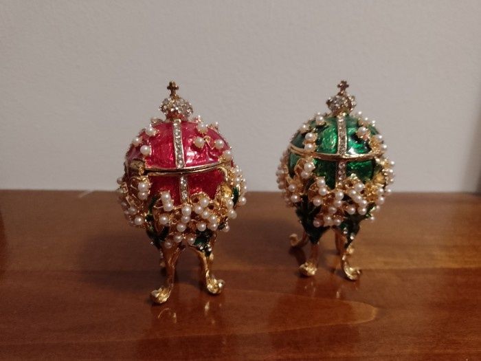 Cutiute bijuterii oua Faberge miniaturale din bronz emailat, piese deo