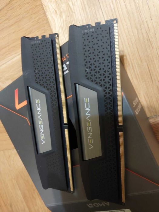 32GB 4800MT/s CL40 - Corsair Vengance (XMP)