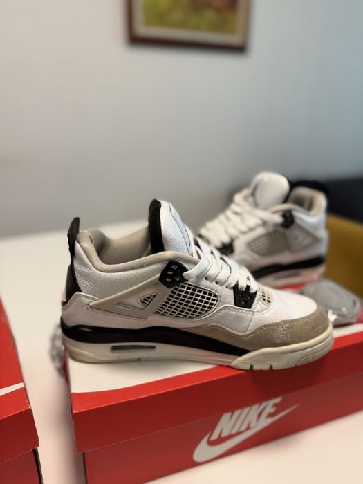 Nike Air Jordan 4 Military Black (с допълнителни връзки)