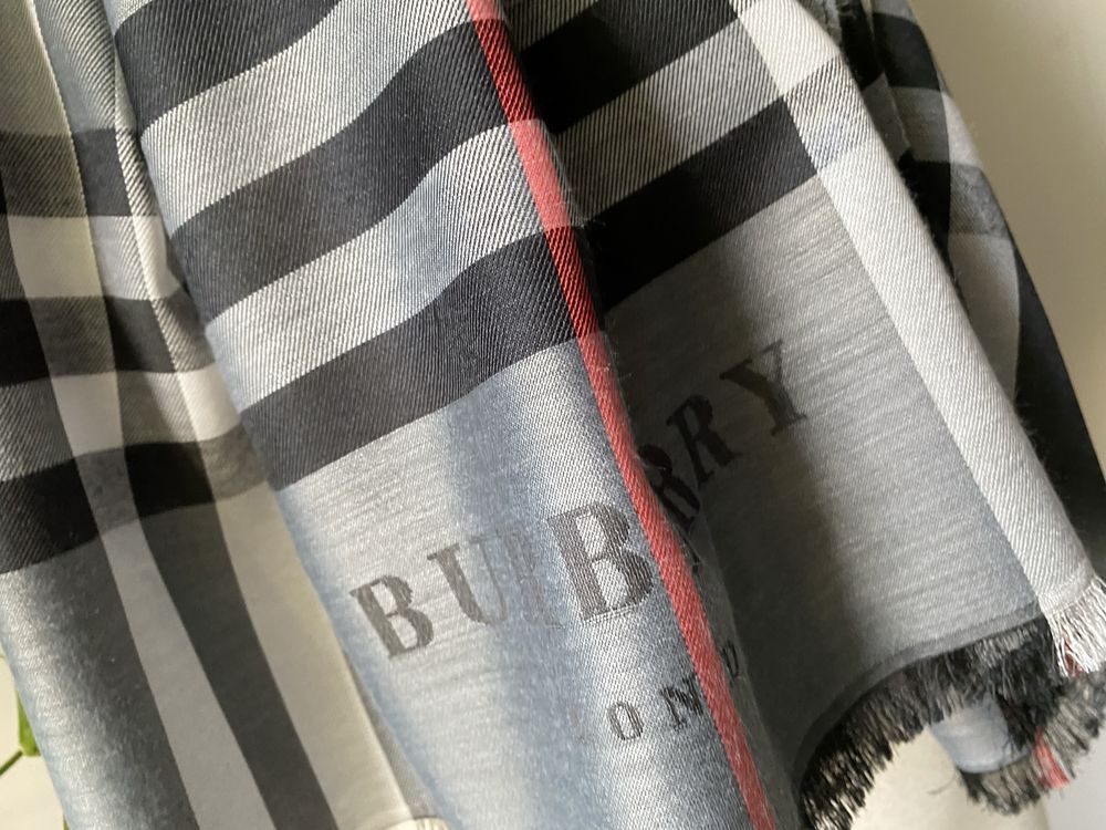 Burberry шал в сиво и черно каре