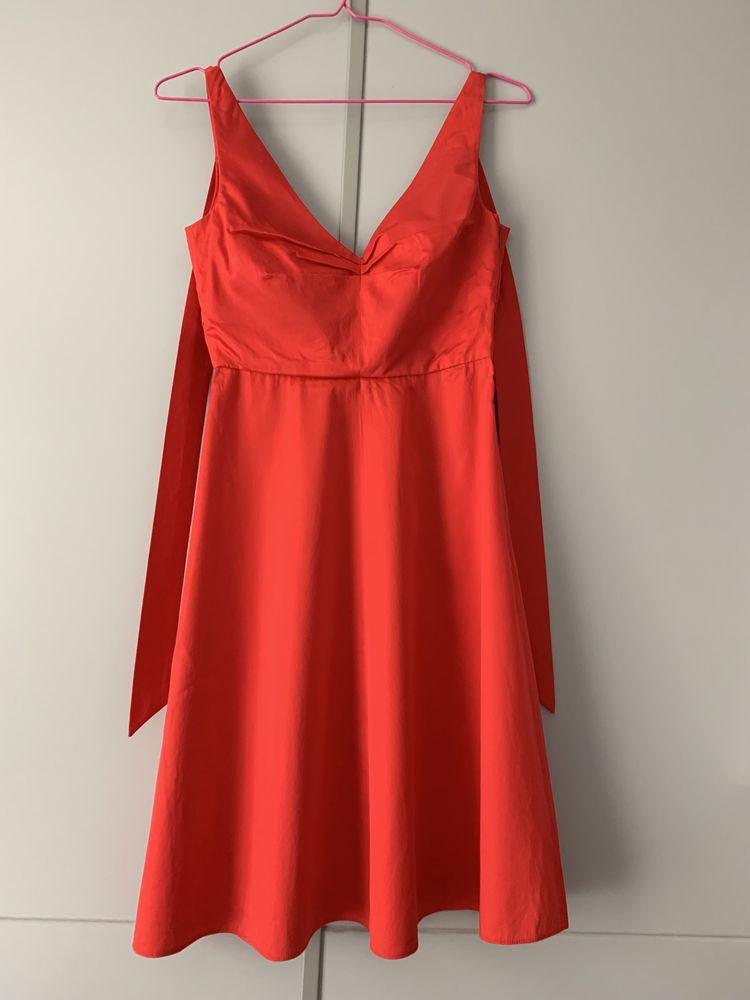 Червена рокля с панделка на врата