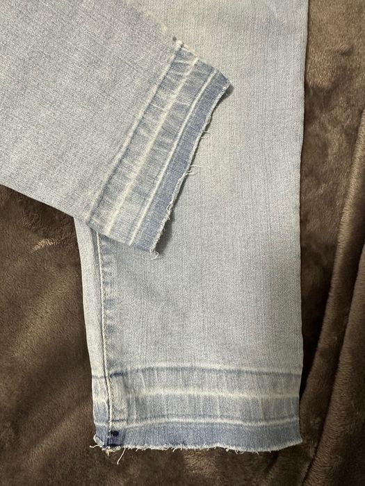Pantaloni din denim.