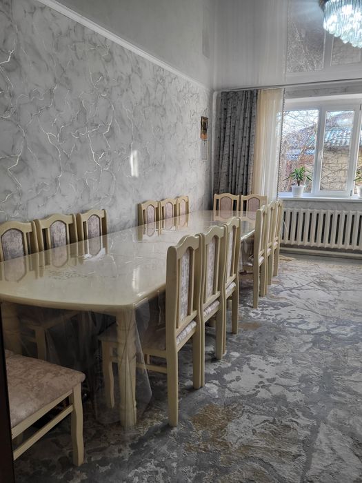 Стол и стулья за очень хорошую цену.