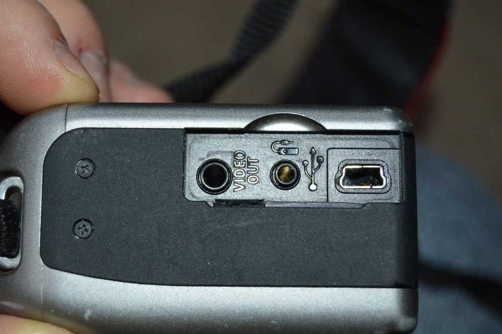 Foto DSLR Canon EOS Rebel XS 1000D obiectiv Canon EF 18-55 citeste tot