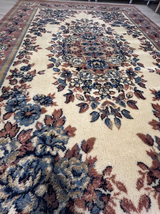 Covor persan original cu medalion in stare impecabila