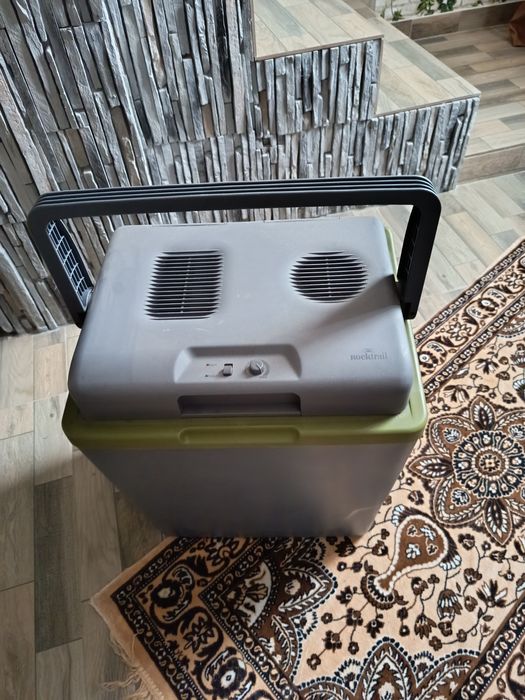 Vând ladă frigorifică.