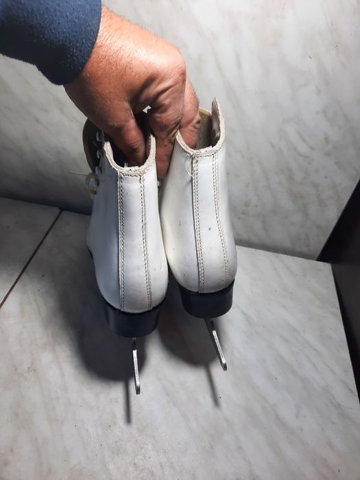 Patine gheata 211 patinaj artistic Dominior piele marime 37 ( 24 cm)