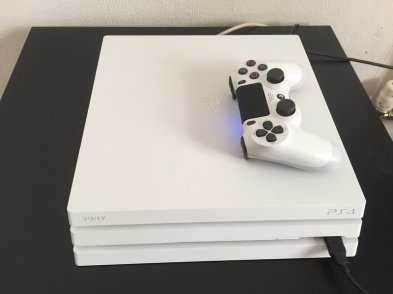 PlayStation 4 PRO 1Tb White с прошивкой 7.55. Возможен обмен.