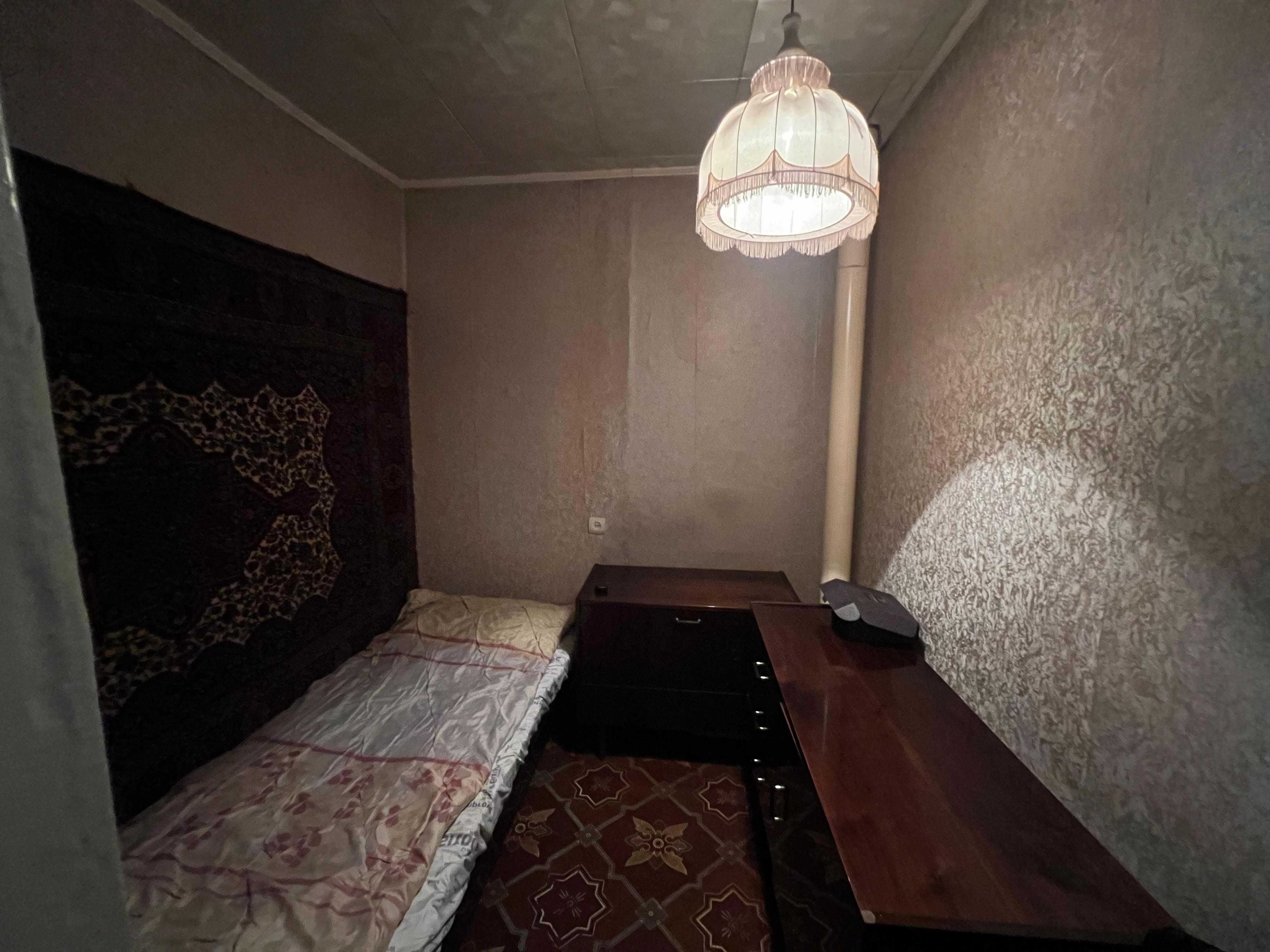 Продаю 2-комн.  Абдирова, 2 этаж, не угловая, балкон есть. Без ремонта