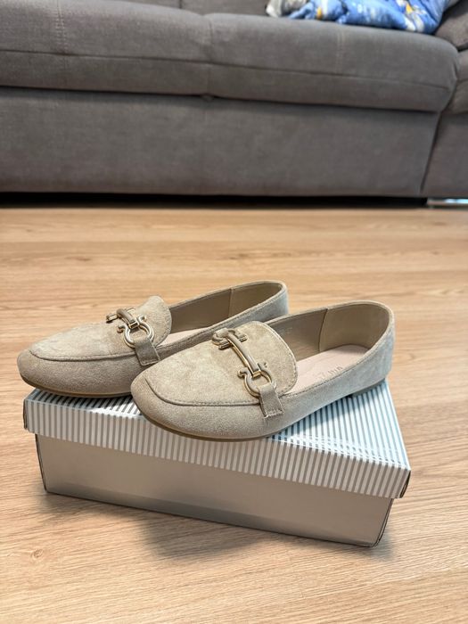 Бежови велурени мокасини