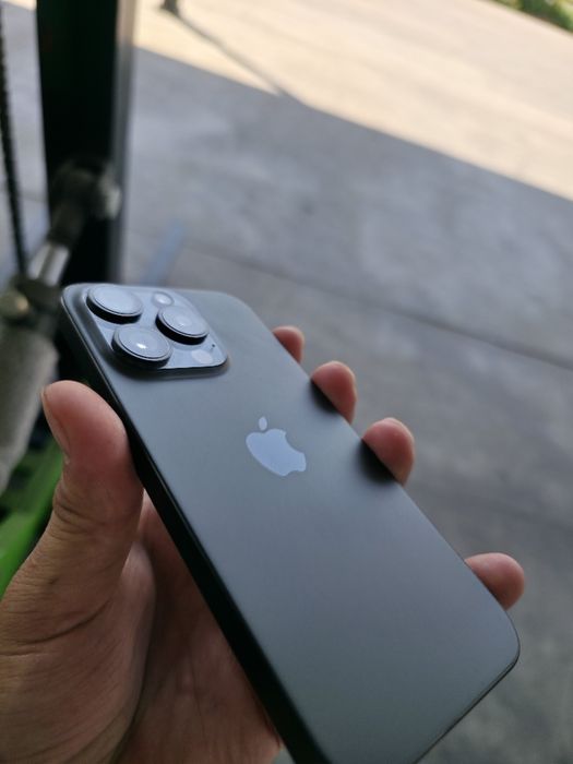 IPhone 15 pro black titanium