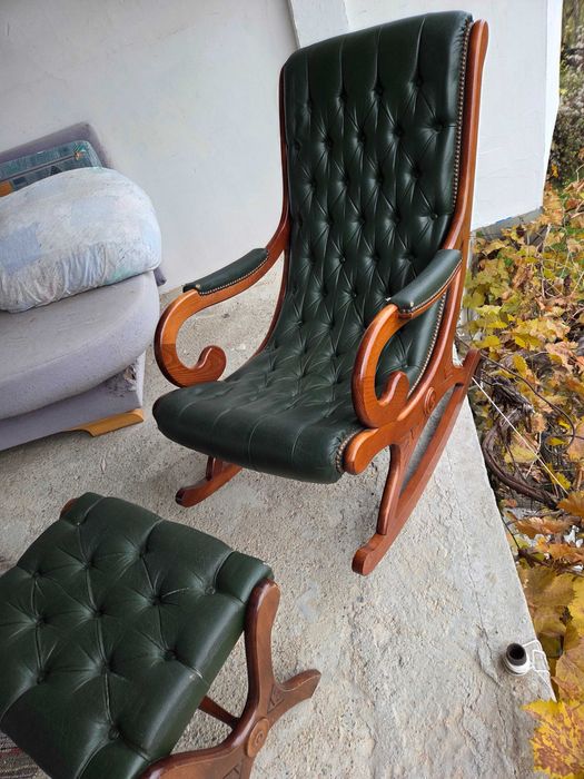 Красив люлеещ стол честърфийлд с табуретка !