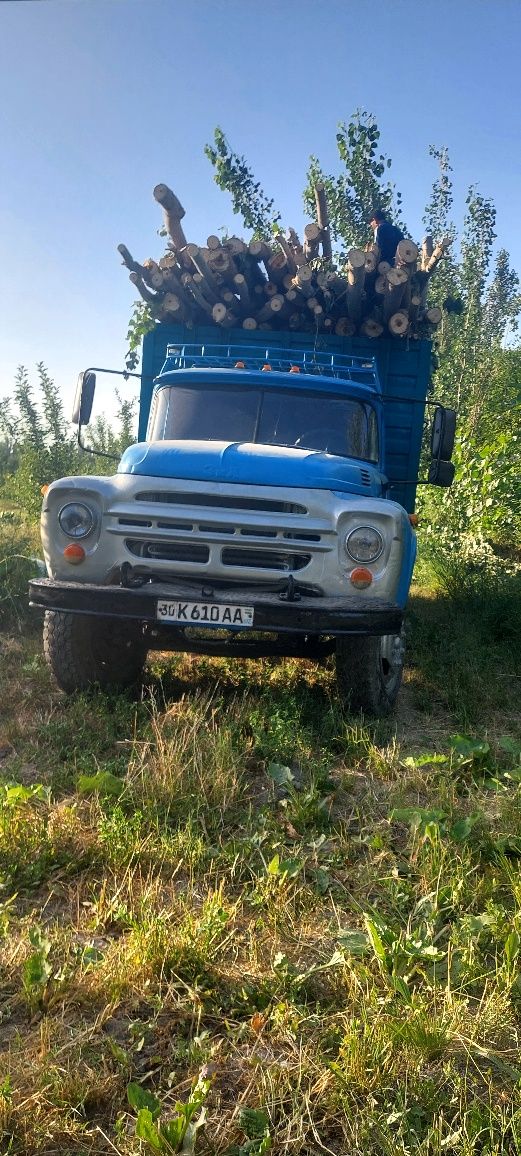 Zil sotilat tayyor pul topishga yozyovonda