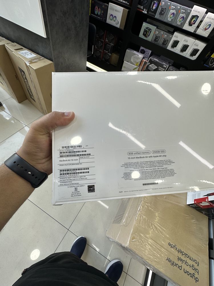 Macbook air M1 8 256 новий 670$