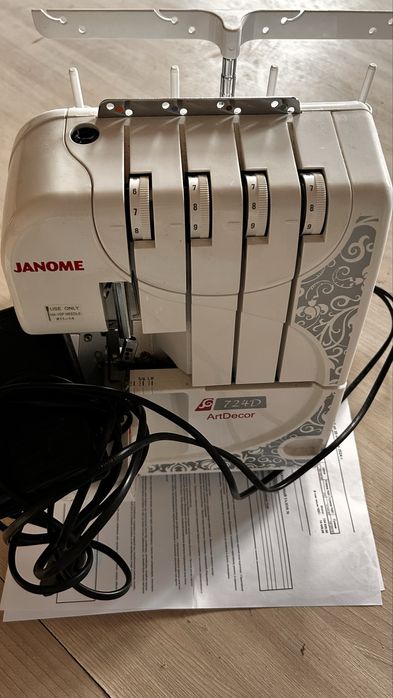 Продам оверлок Janome