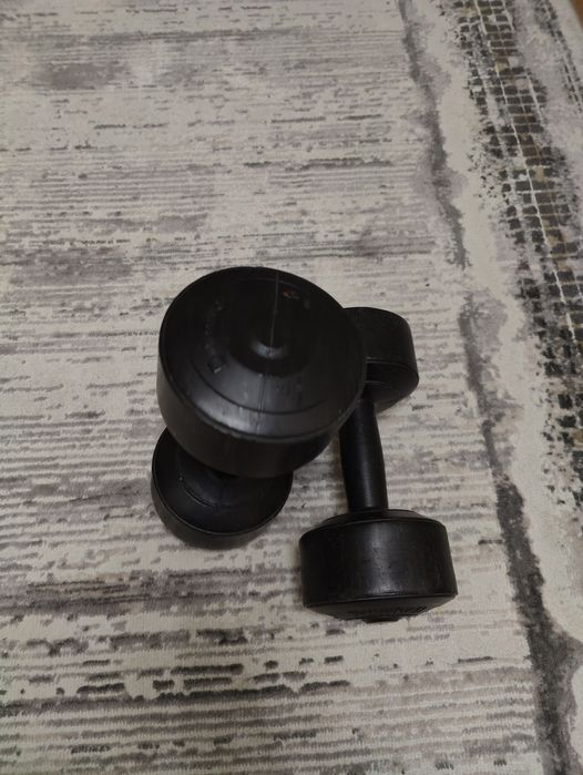 Продам гантели по 5 кг