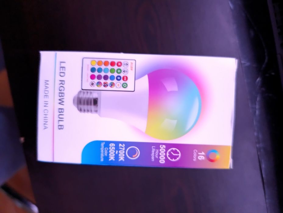 Светеща крушка в различни цветове