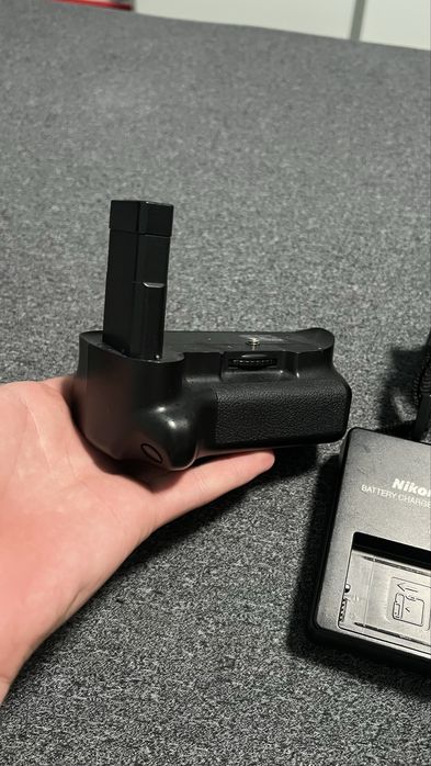 Фотоапарат Nikon D5100 с обектив 18-55мм с батериен грип и две батерии