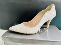 Елегантни сватбени обувки