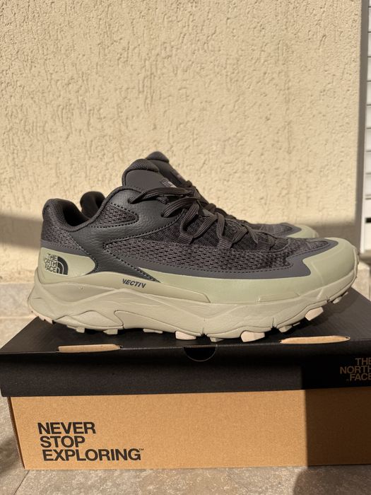 Обувки The North Face Vectiv, тъмносиво и бежаво, 43 номер