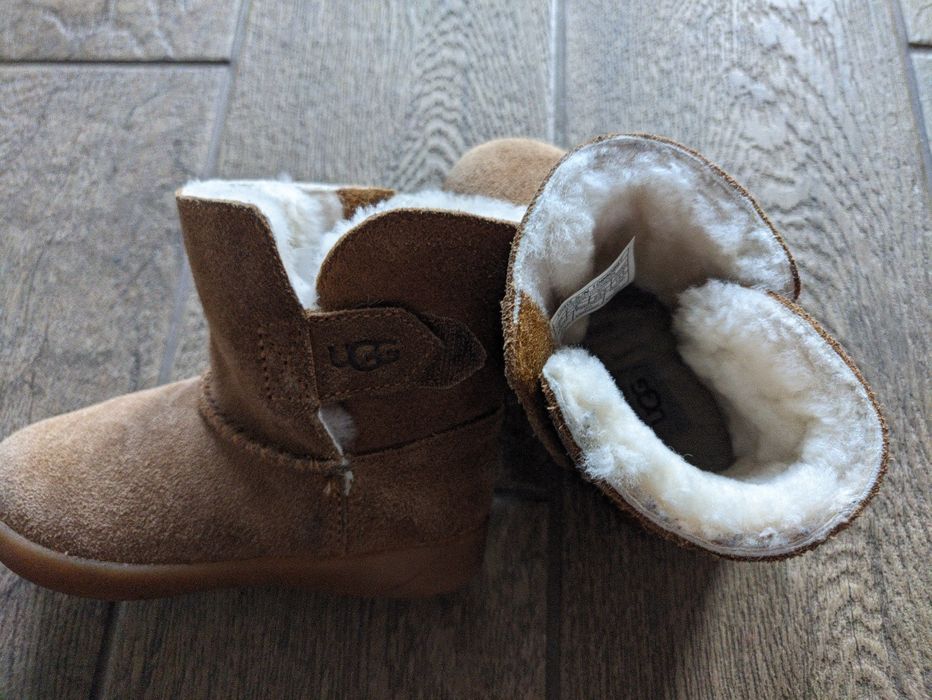 Vând cizme UGG îmblănite
