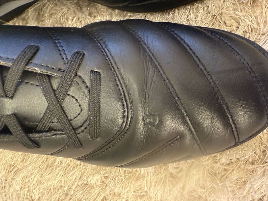 Adidasi fotbal din piele Kipsta Viralto.