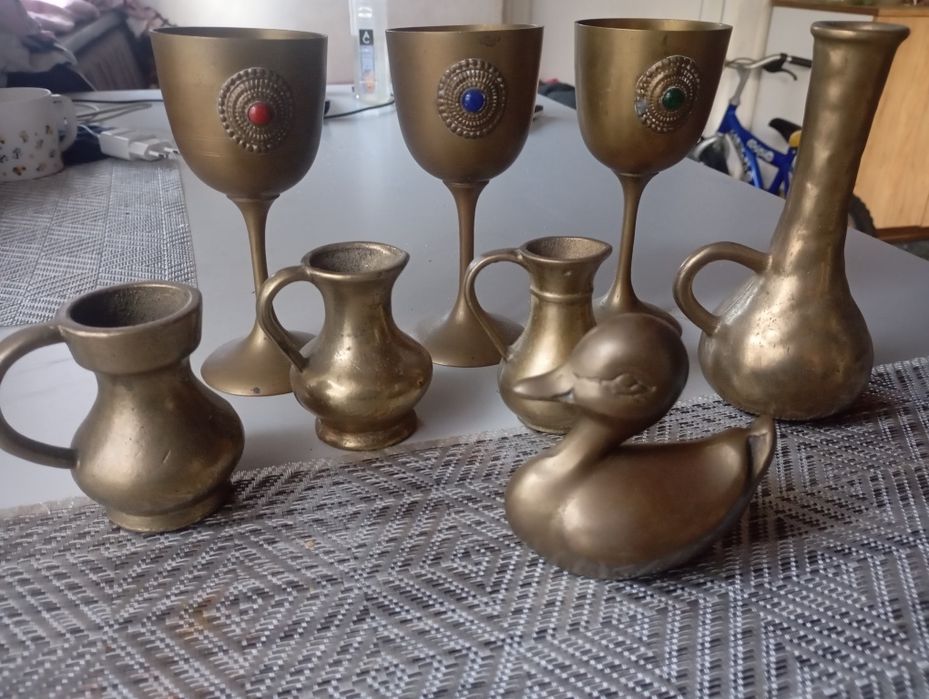 Vând pahare vechi bronz