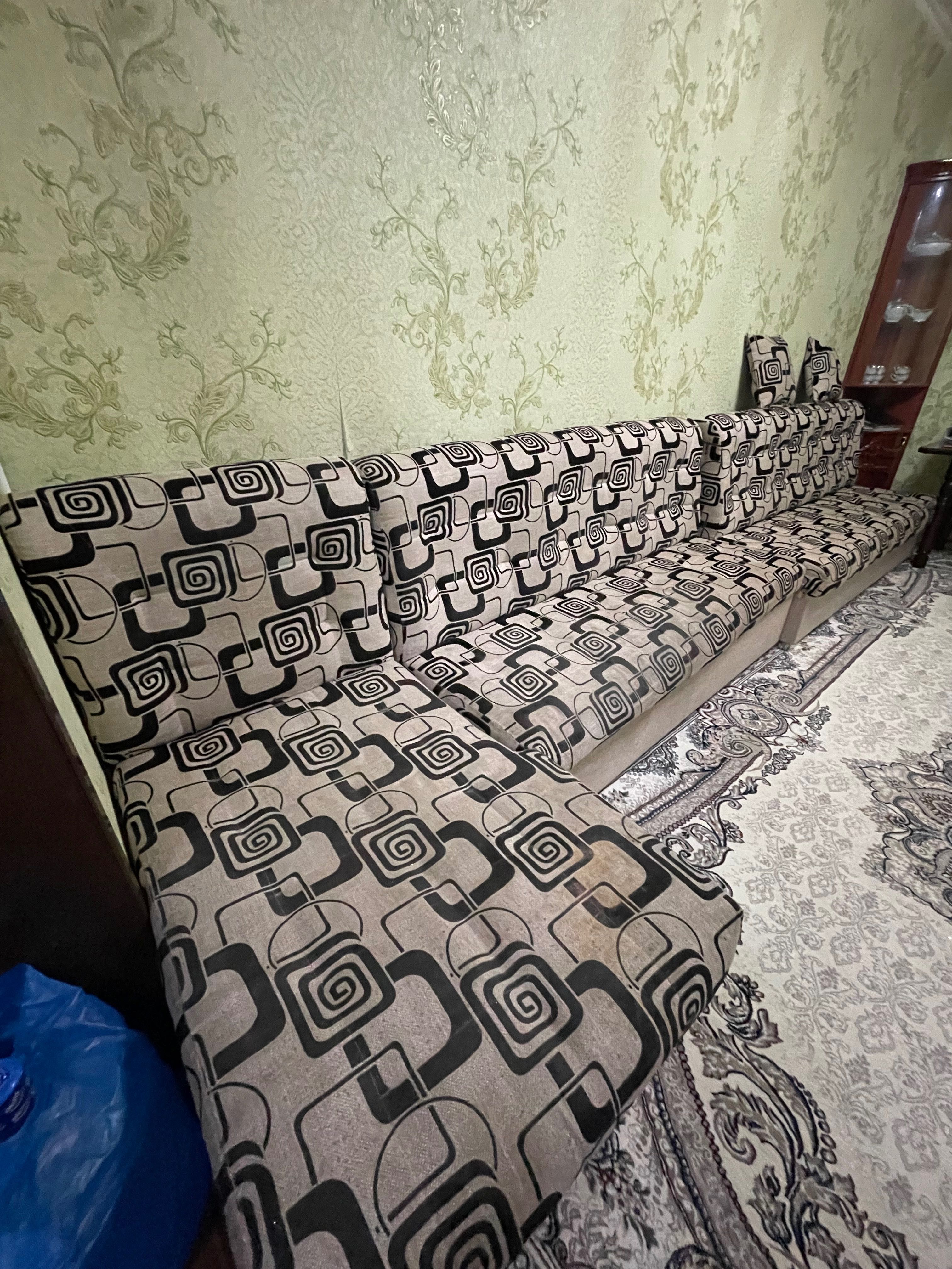 Диван для гостиной и пуфики