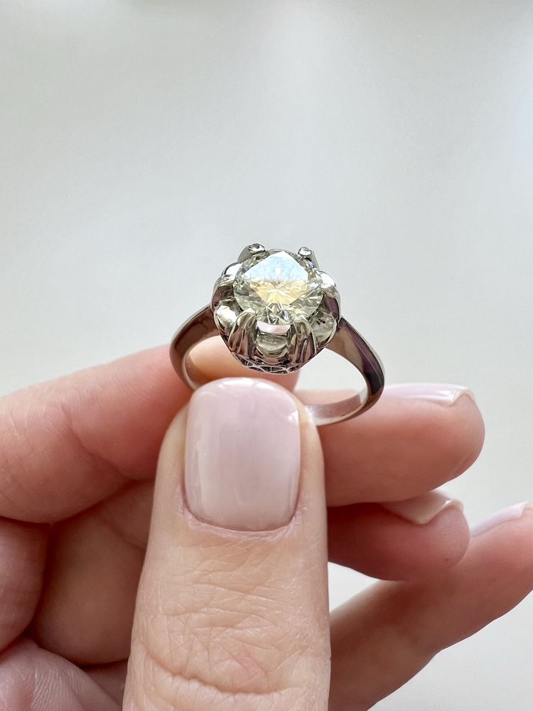 Inel din aur alb 18 kt tip solitaire cu diamant natural de 1 ct