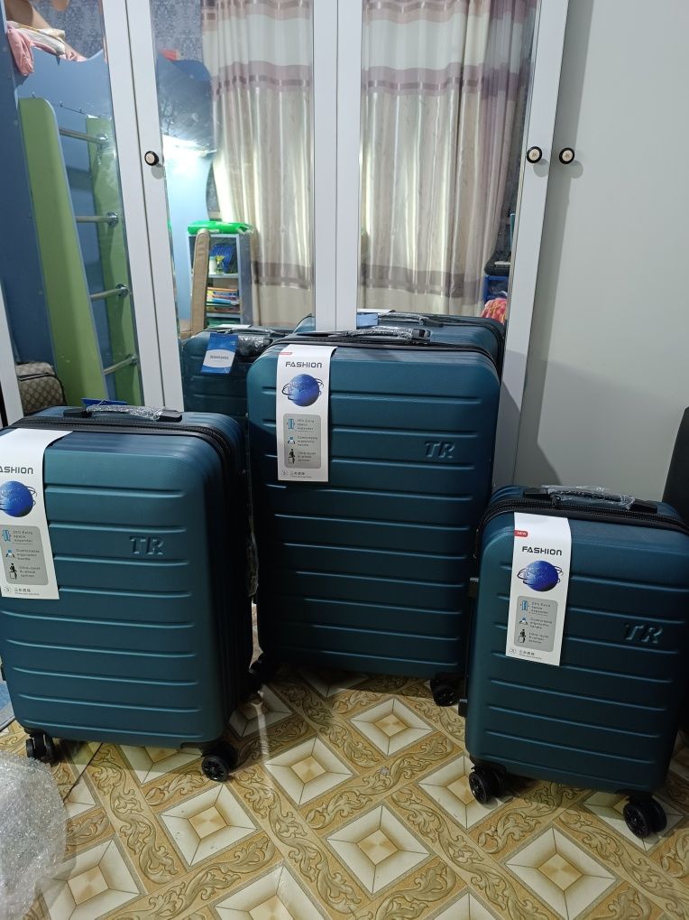 Продаю чемоданы новые