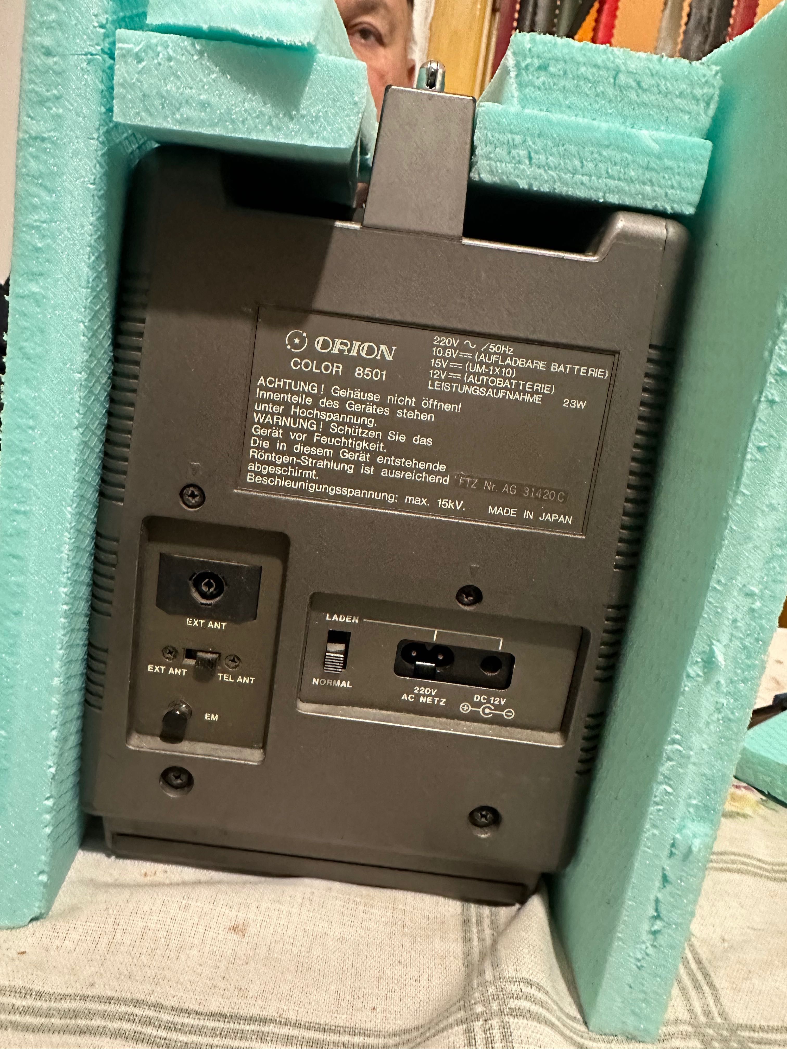 Vand un mini tv colot Orion cu radio
