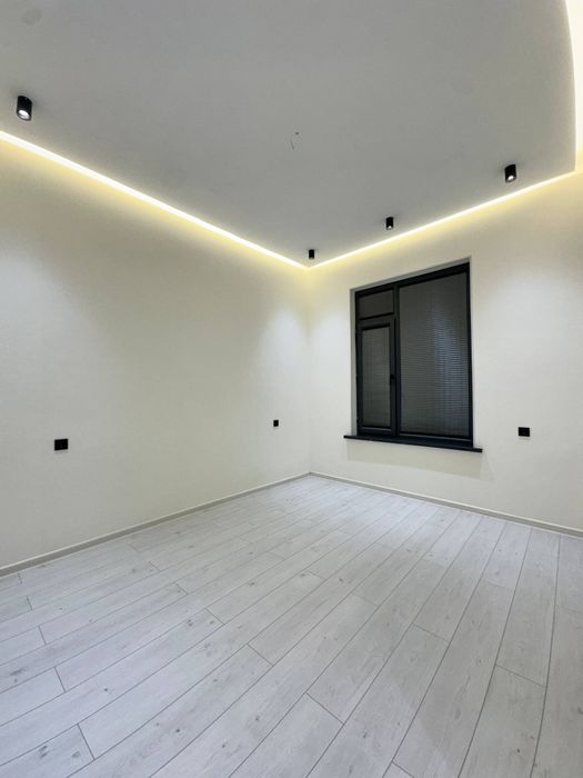 1 Sotix uy 2 Etaj 5 xona ( 12 bekat metro)