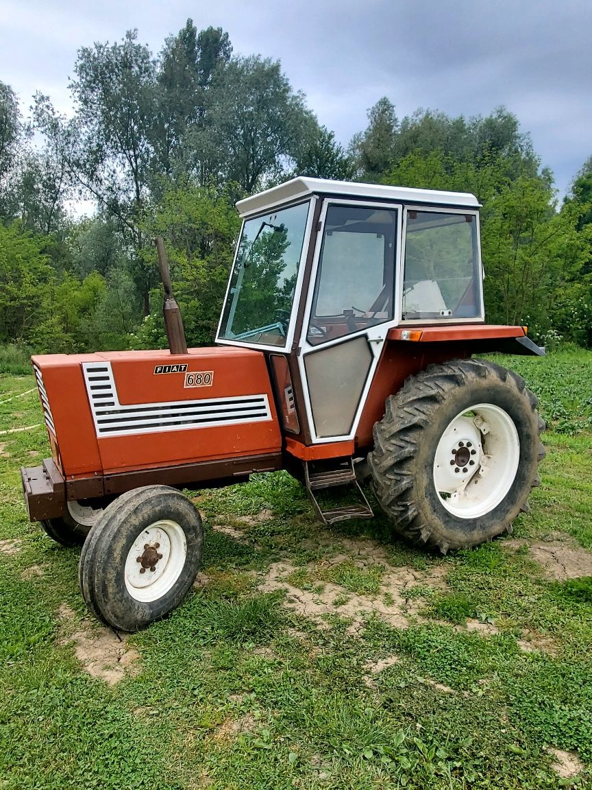 Vând Tractor Fiat 680