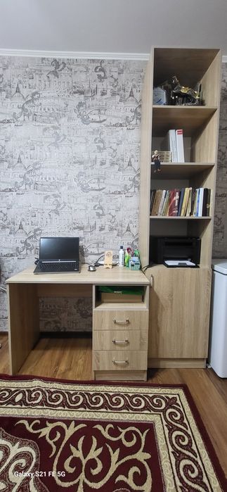 Стол и шкаф (стеллаж) для книг