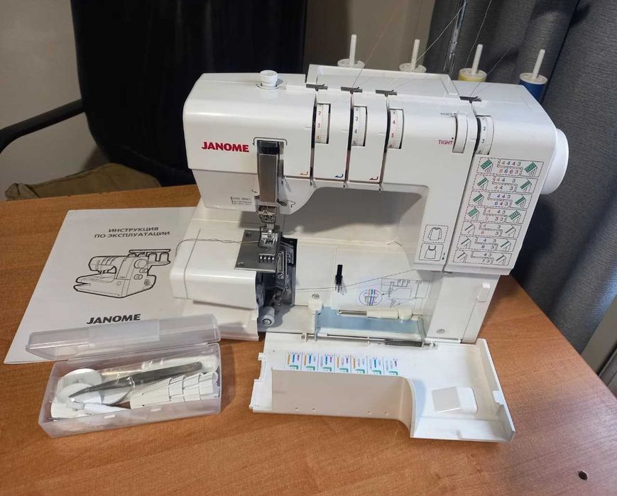 Janome Cover Pro D Max — распошивальная, 3-игольная