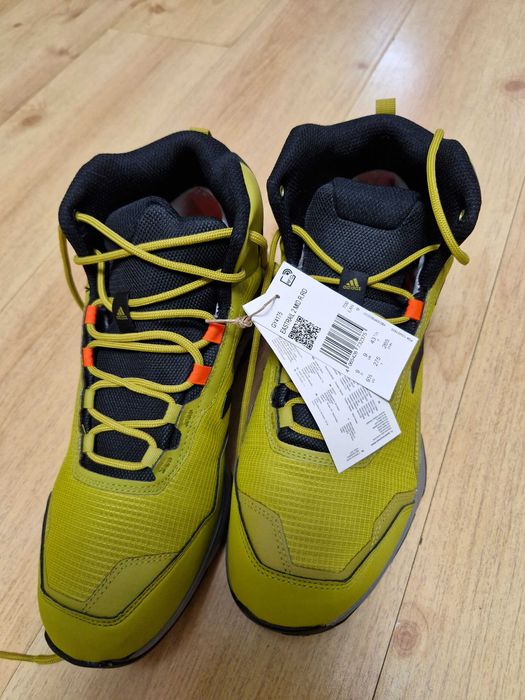 Продавам нови  обувки Adidas - номер 9 1/2
