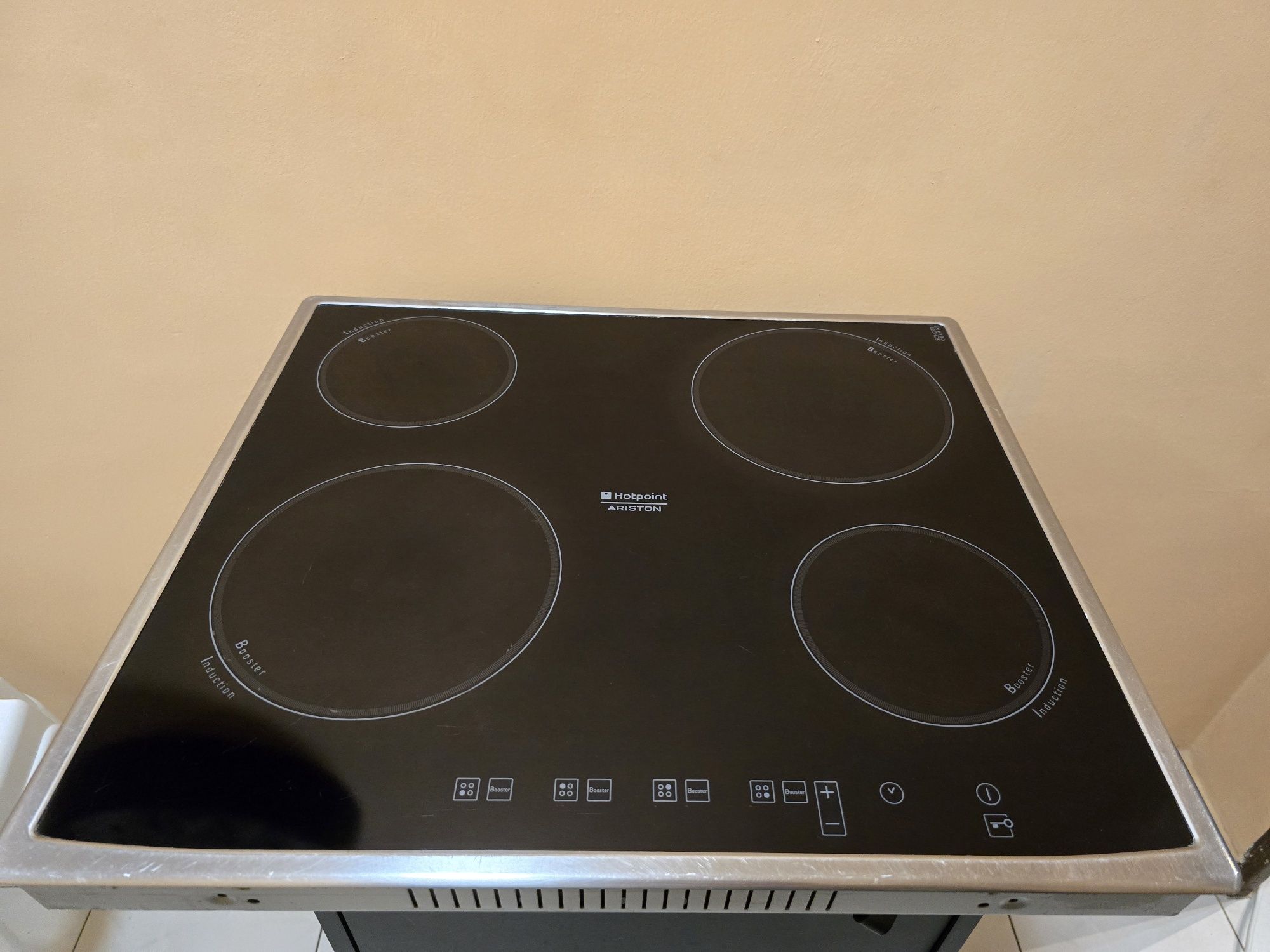 Индукционен котлон/плот за вграждане 4 зони. Hotpoint Ariston KIC 644