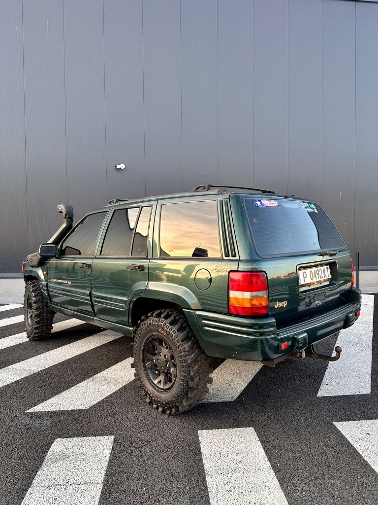 Vand Jeep Cherokee  5.2 v8 cutie manuala