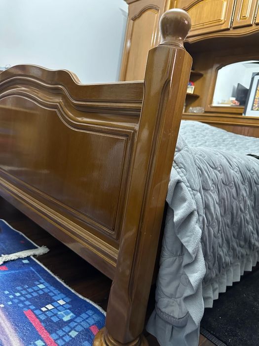 Dormitor din lemn masiv cu pat 150x190oglindă – stare excelenta și c